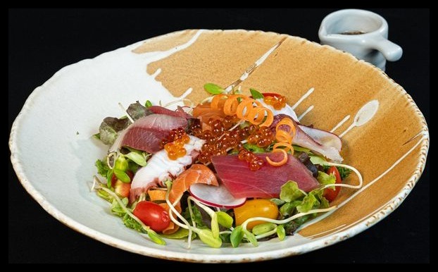 Fresh sashimi and tuna tataki plate at Kura Samui